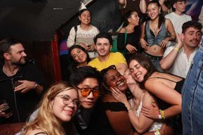 Carnaval de Nice : tournée des bars avec masques et entrée en boîte de nuit