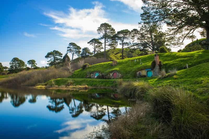 Au départ d'Auckland : Excursion d'une journée à Hobbiton et aux grottes de Waitomo avec déjeuner