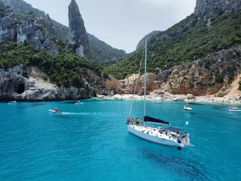 Depuis Arbatax : Excursion en bateau à voile dans le golfe d'Orosei avec déjeuner