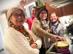 Dîner traditionnel suisse : fondue au fromage, hors-d'œuvre/dessert