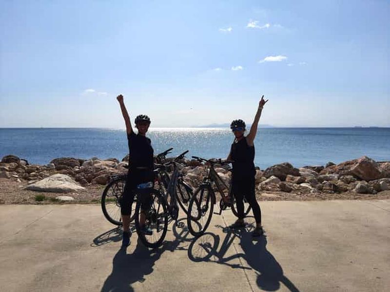 Athènes : Les quartiers authentiques et la plage à vélo