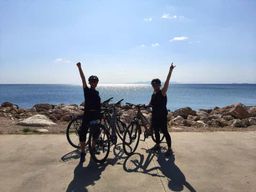 Athènes : Les quartiers authentiques et la plage à vélo