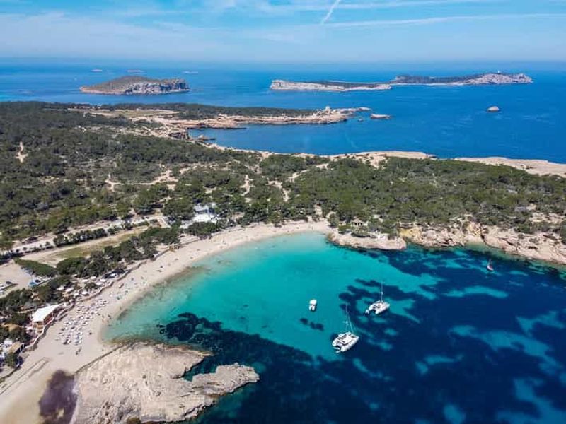 Depuis Sant Antoni : aller-retour en bateau jusqu'à Cala Conta ou Cala Bassa.