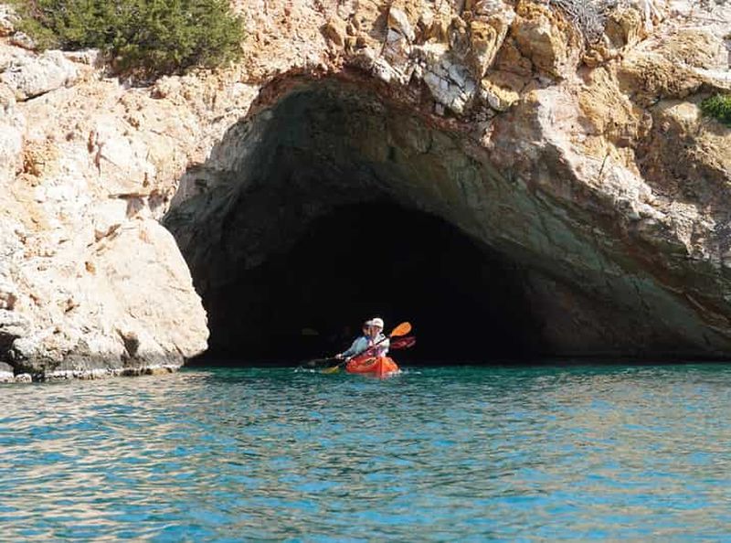 Naxos : Visite de la grotte de Rina en kayak de mer avec plongée en apnée et pique-nique