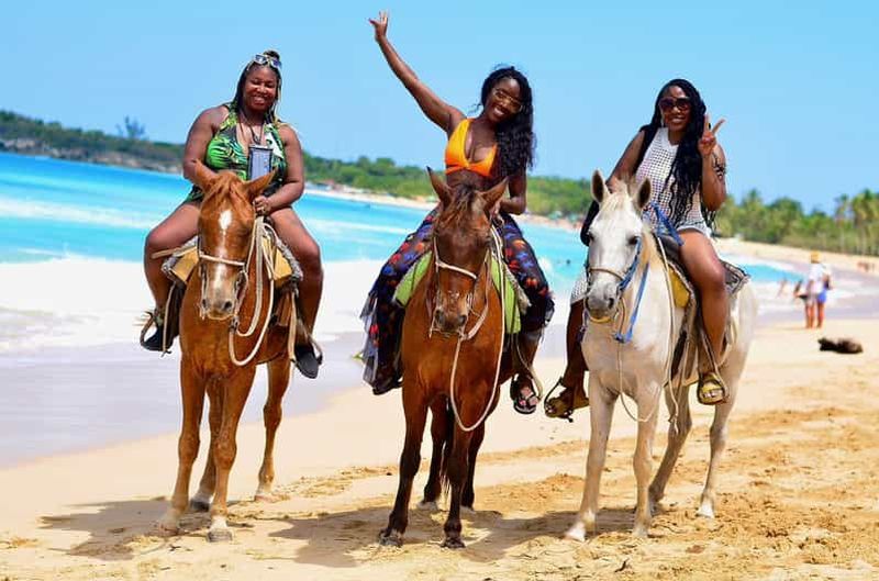Punta Cana : Randonnée à cheval sur la plage avec prise en charge
