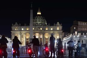 Rome de nuit : visite en petit groupe à vélo électrique - Nourriture et vin (en option)