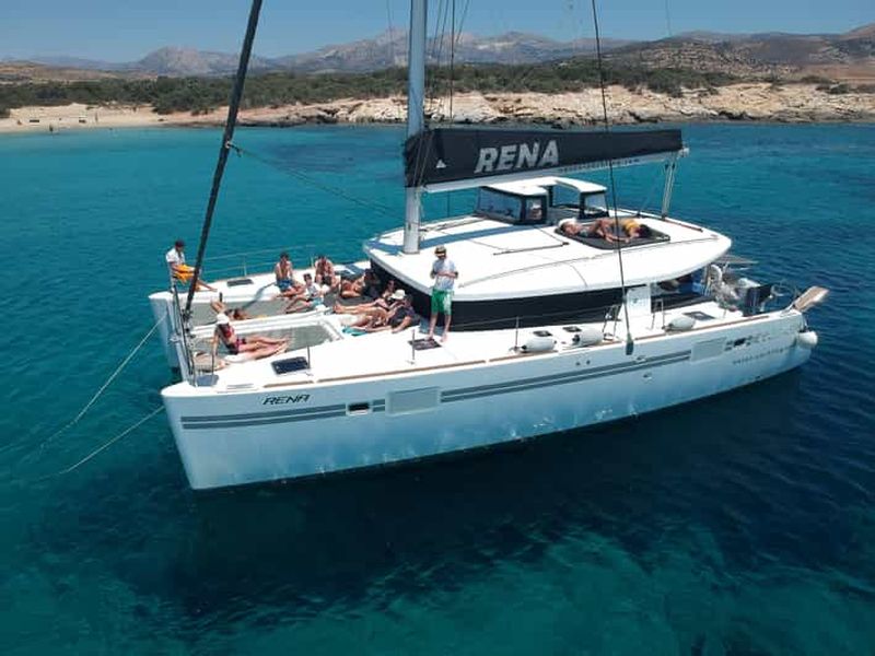 Naxos : croisière en catamaran avec arrêts baignade, repas et boissons