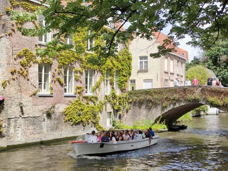 Bruges : Croisière en bateau en petit groupe et visite guidée à pied