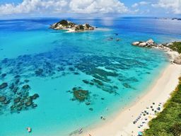 Île de Tokashiki : excursion hivernale limitée en bateau à fond de verre et deux plages