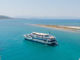 Athènes : croisière d'une journée avec baignade dans les îles. DJ, déjeuner et boissons inclus.