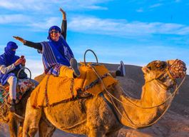 Depuis Marrakech : balade à dos de chameau dans le désert d'Agafay, dîner et spectacle du feu