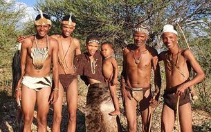 Windhoek : Marche des Bushman avec les San