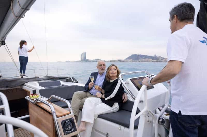 Barcelone : expérience de navigation sur un voilier de luxe depuis Port Olimpic