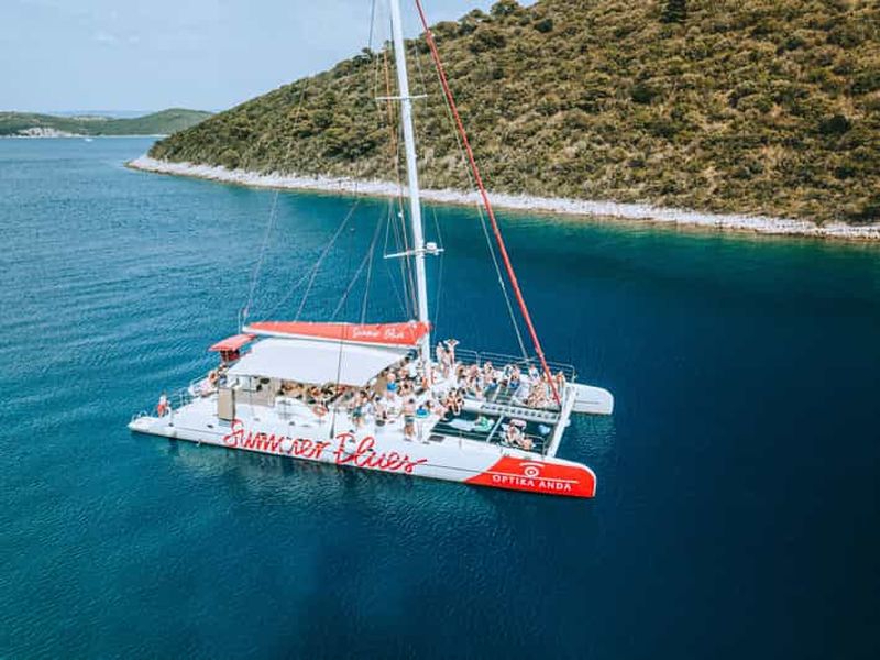 Bol : croisière en catamaran avec déjeuner, boissons et pauses baignade