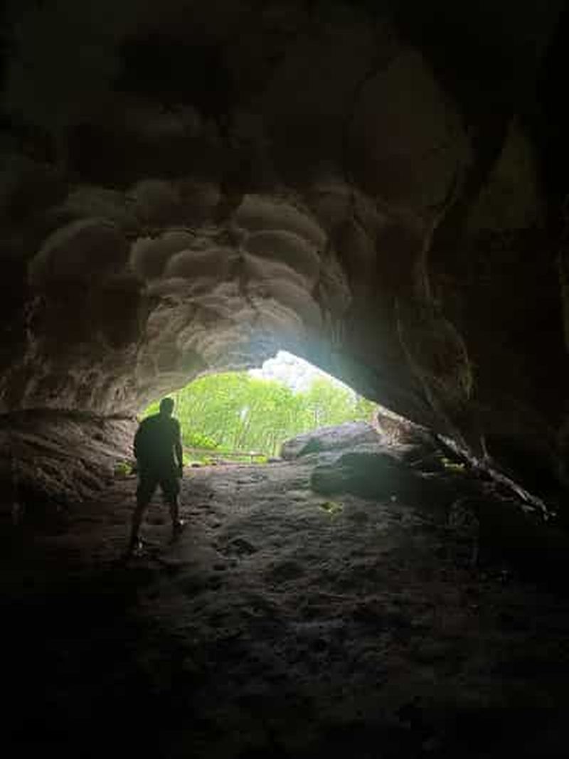 Au départ de Tirana : randonnée à Pëllumbas et exploration de la grotte