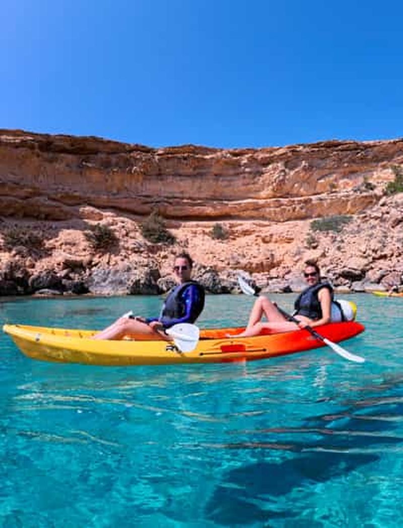 Ibiza : kayak et plongée avec tuba dans des grottes marines et des eaux cristallines