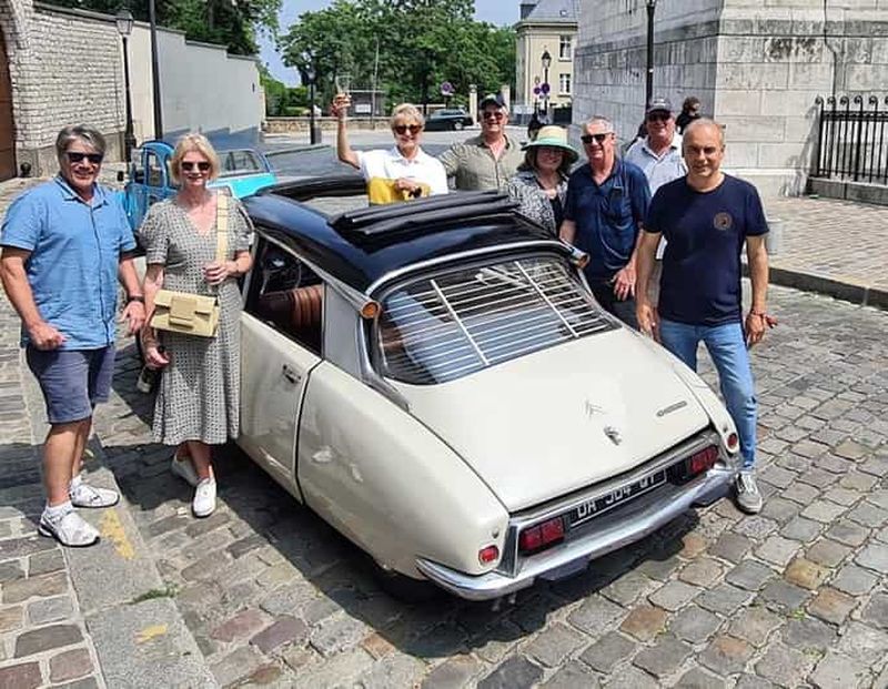 Visite des secrets de Paris à bord d'une voiture française ancienne à toit ouvert