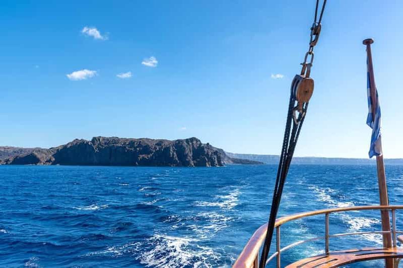 Port de Santorin : Croisière vers le volcan, les sources d'eau chaude et Thirassia
