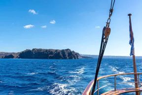 Port de Santorin : Croisière vers le volcan, les sources d'eau chaude et Thirassia
