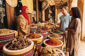 Visite guidée historique du vieux Dubaï : La crique, la cuisine de rue et les souks