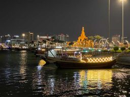 Doha : Visite nocturne de la ville avec tour en bateau traditionnel (dhow)