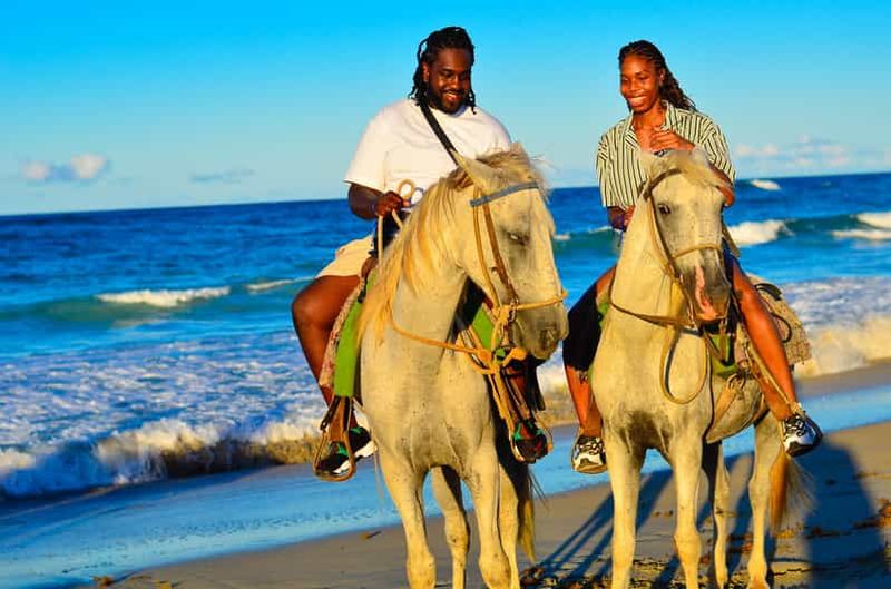 Punta Cana : Randonnée à cheval avec coucher de soleil sur la plage de Macao