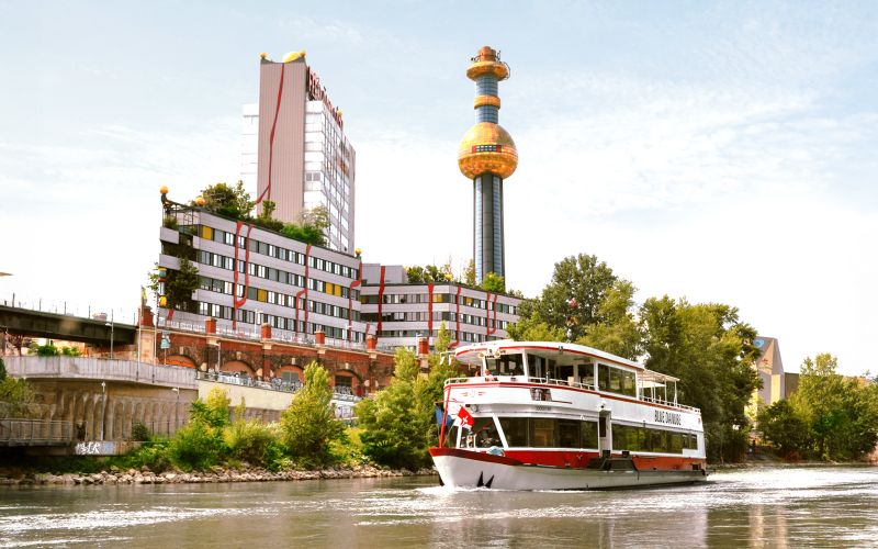 Croisière touristique sur le canal du Danube