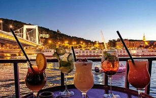 Croisière touristique avec cocktail au coucher du soleil sur le Danube à Budapest