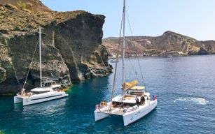 Croisière de luxe en catamaran à Santorin avec repas, boissons et transferts