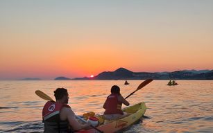 Excursion de 3 heures en kayak au coucher du soleil autour des remparts de la Vieille Ville, de la plage de la grotte de Betina et de l'île de Lokrum