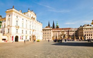 Combo coupe-file : château de Prague, musée national et horloge astronomique