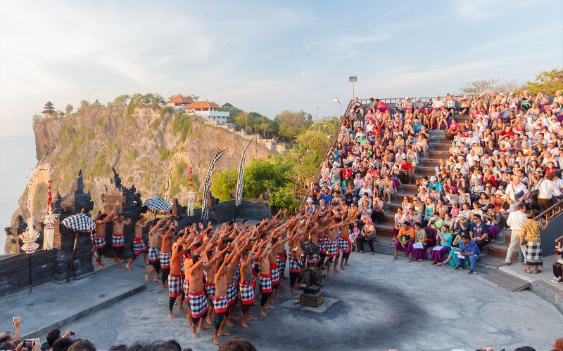 À partir de Bali : Visite du Temple d'Uluwatu au coucher du soleil avec spectacle de danse Kecak et de danse du feu.