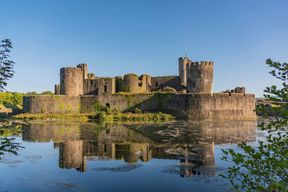 Circuit dans les montagnes du Pays de Galles avec le château de Caerphilly et le musée de St Fagans