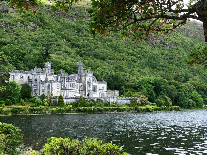 Excursion d'une journée au Connemara, incluant le village de Leenane et l'abbaye de Kylemore au départ de Galway