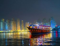 Dîner-croisière royal sur un boutre à la marina de Dubaï avec transfert optionnel