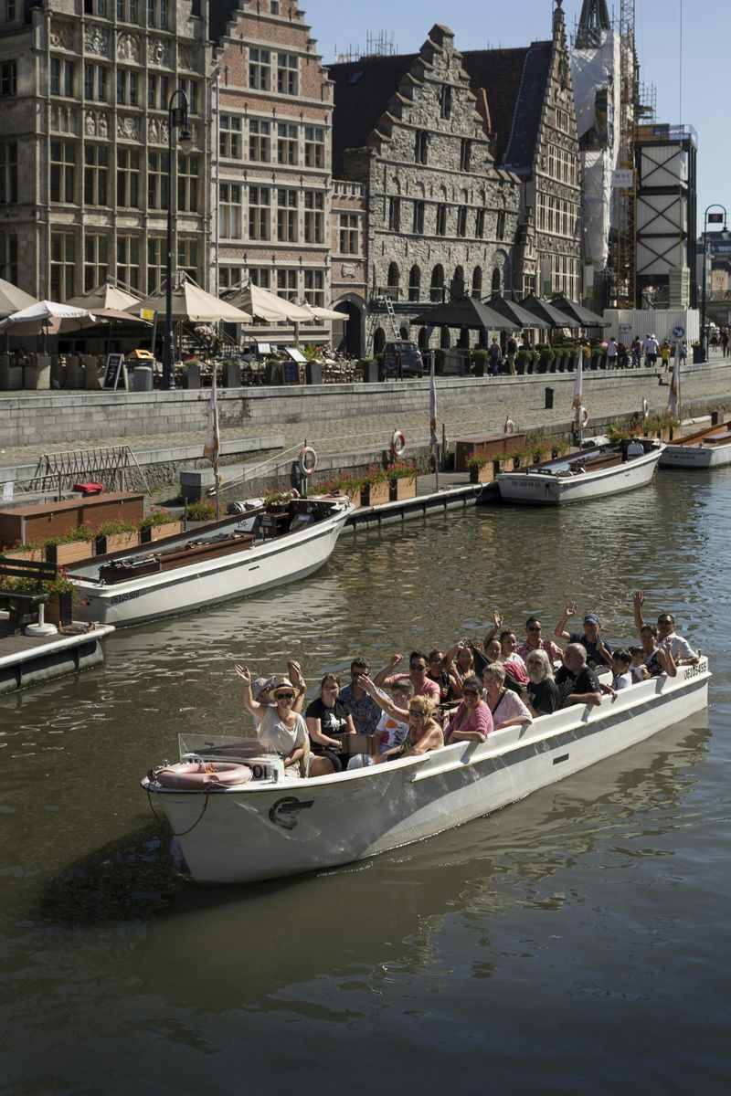Guided boat trip in the historic center of Gent