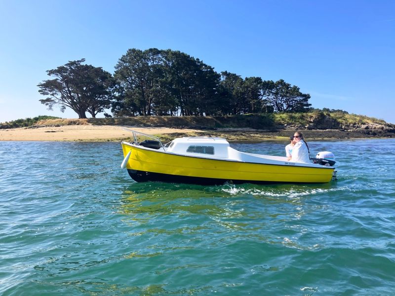 Lanaverre Menhir (Motorboat)
