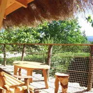Cabane dans les Arbres à l'Isle-sur-La-Sorgue