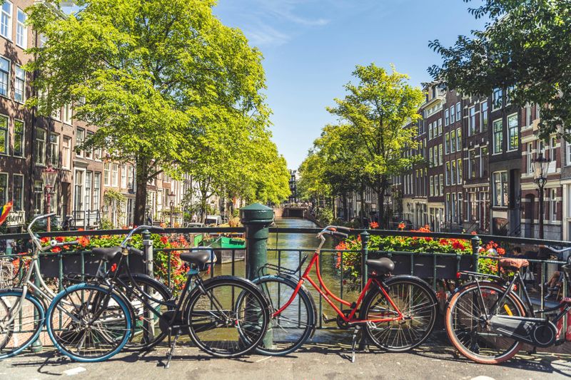 Amsterdam : Visite guidée à pied et à vélo + 1 heure de croisière sur les canaux