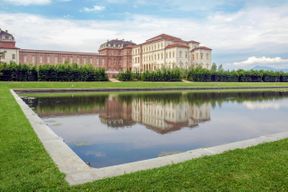 Turin : Palais royal de Venaria Reale : Skip the Line + Hop-on Hop-off Bus Tour
