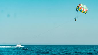 Mykonos Super Paradise Beach : parachute ascensionnel
