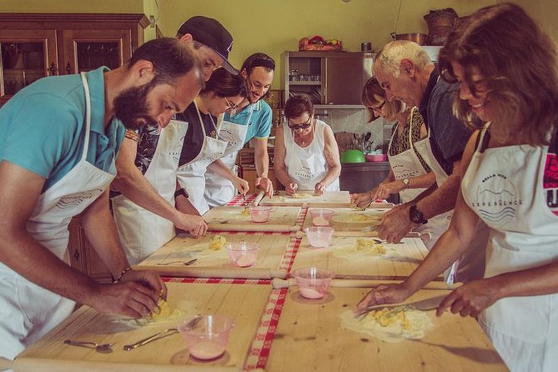 Billet Fabrication de pâtes traditionnelles des Abruzzes avec une grand-mère locale âgée de 85 ans