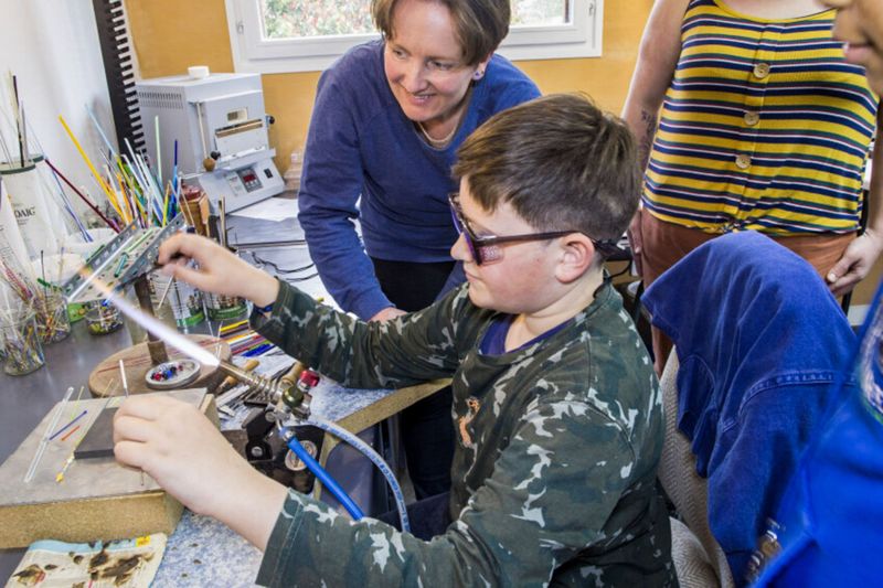 Réalisez des perles de verre avec votre enfant