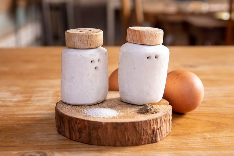 Modelez votre salière et poivrière en céramique